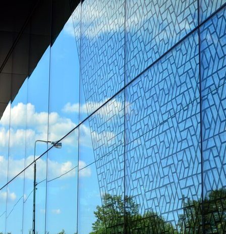 O que é fachada em pele de vidro? Conheça a tendência arquitetônica moderna