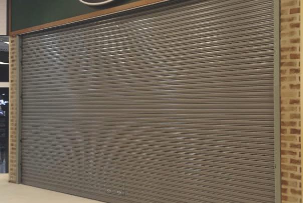 Fachada de vidro laminado no Pari